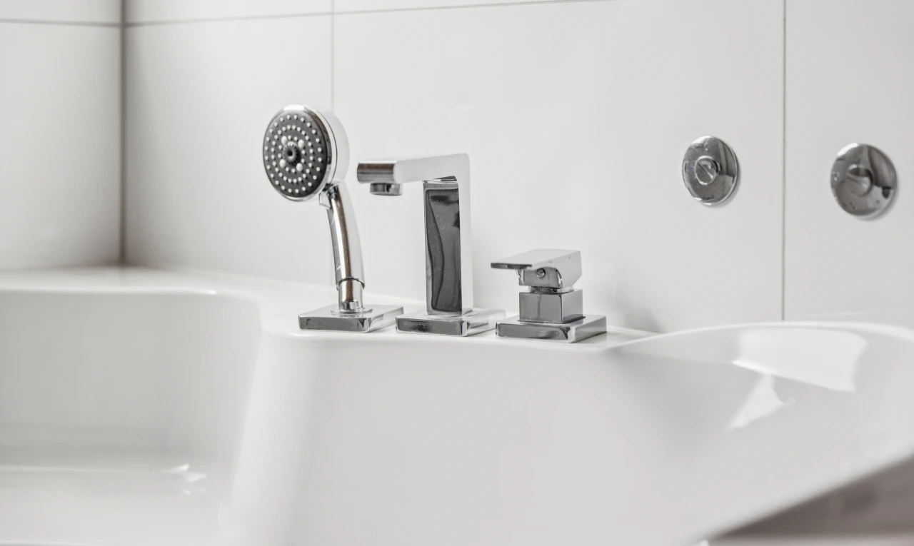détails avec évier, bathroom, interior, et wall