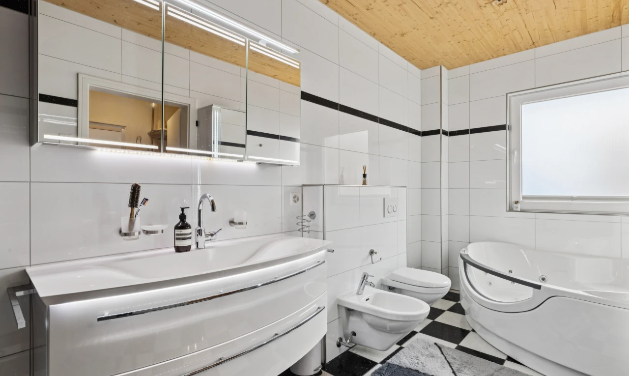salle de bains avec bain, bidet, wood ceiling, plafond en bois, et salle de bain complète