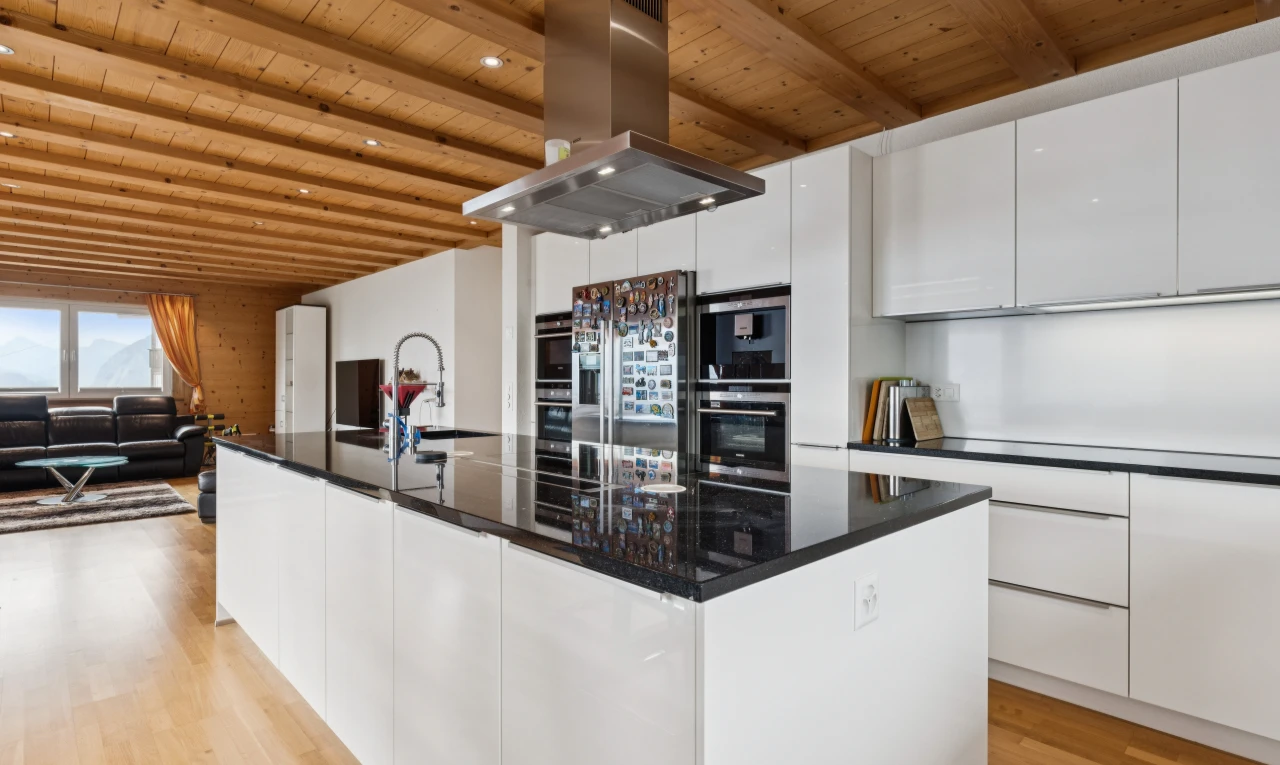 cuisine avec dark countertops, hotte, armoires à panneau plat, flat panel cabinets, et plafond en bois