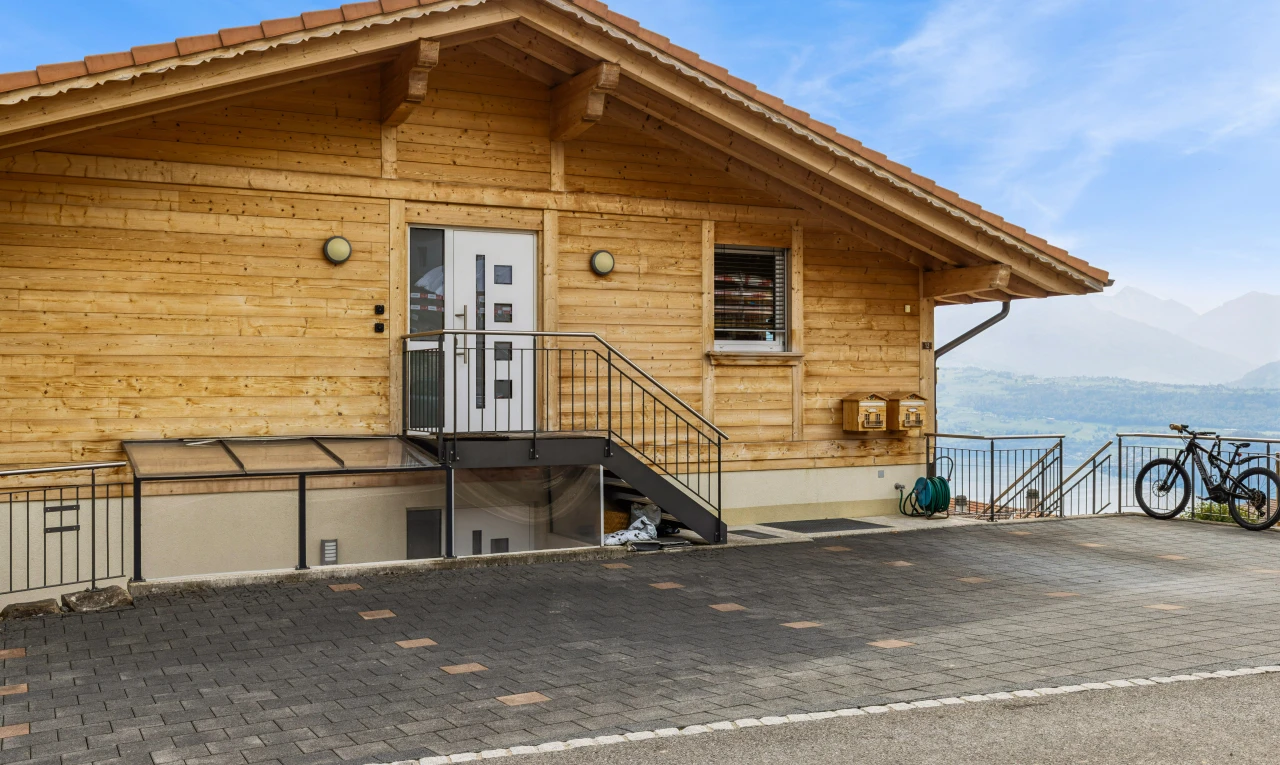 façade avec bardage en bois, bardage horizontal, day time, et property visible