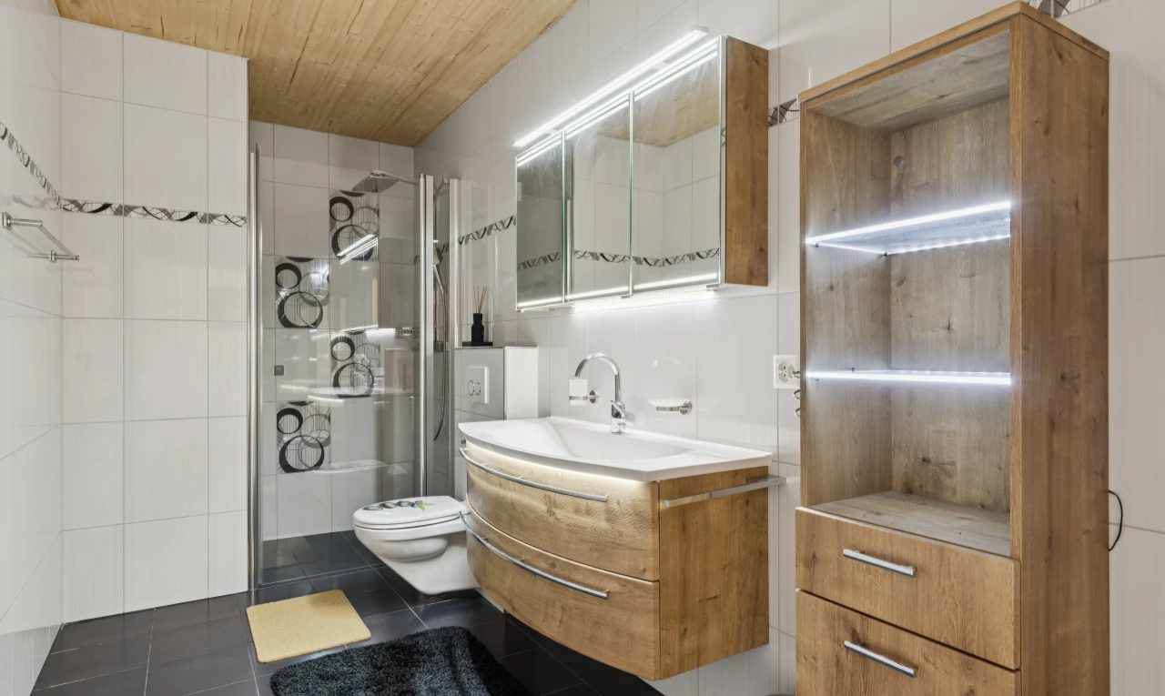 salle de bains avec salle de bain complète, douche, lavabo (ou coiffeuse selon le contexte), wood ceiling, et plafond en bois