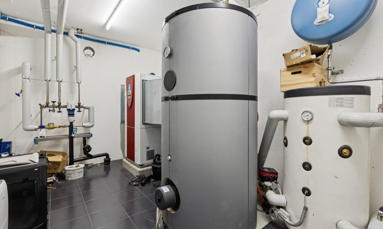 gym avec réservoir d'expansion d'eau, chauffe-eau, et inside community