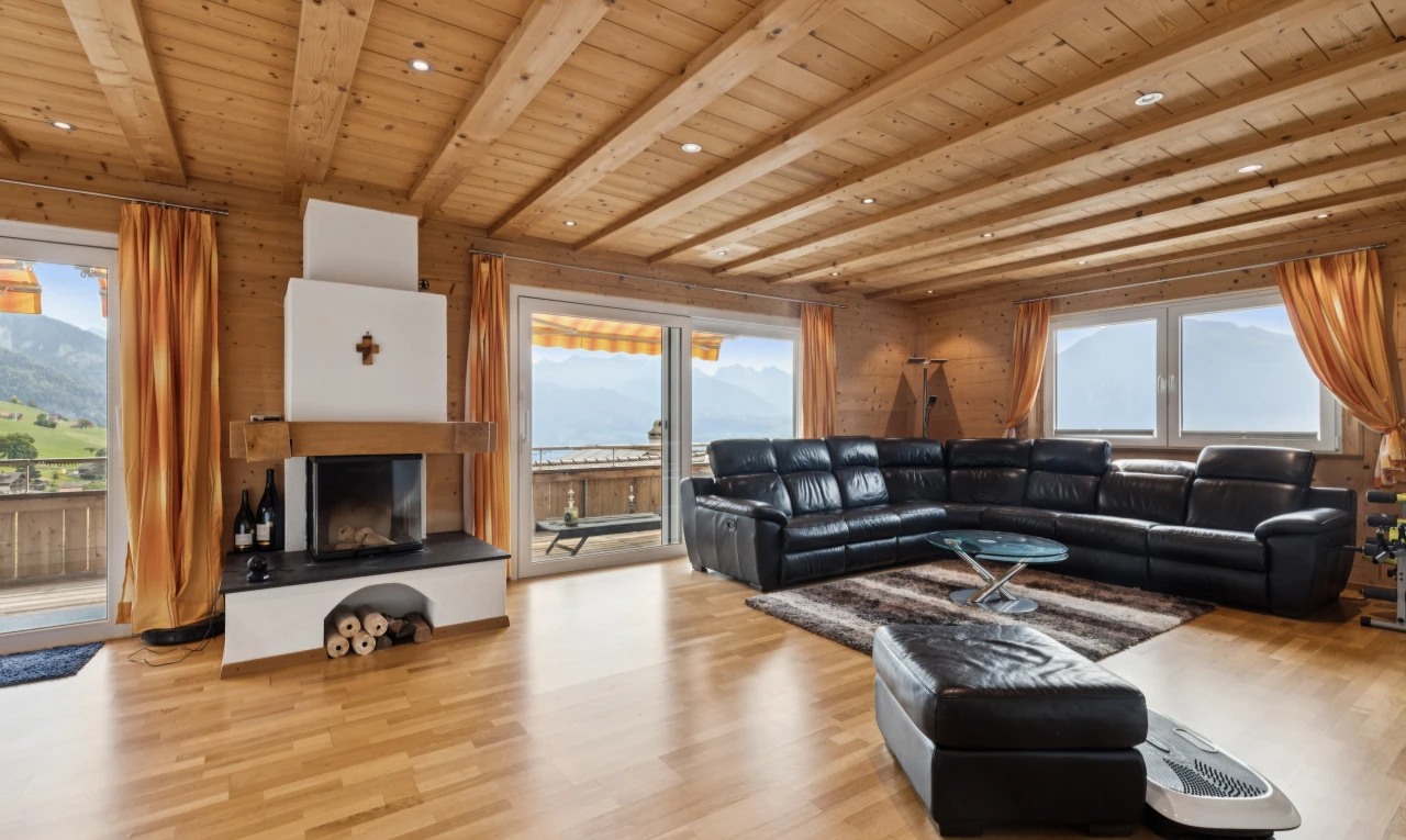 salon avec accès à l'extérieur, plafond à poutres, beamed ceiling, high end ceiling, et mountain view