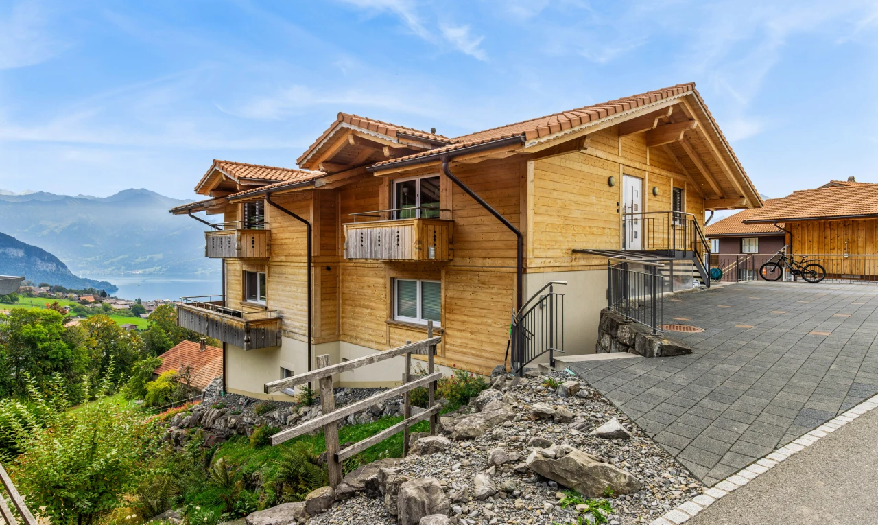 façade avec bardage en bois, bardage horizontal, perron, day time, et toit en tuiles
