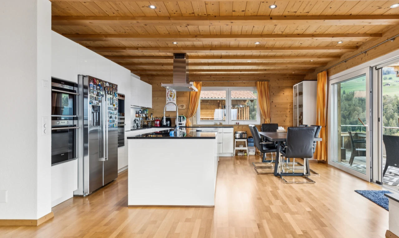 cuisine avec full kitchen, plans de travail, dark countertops, réfrigérateur, et wood ceiling