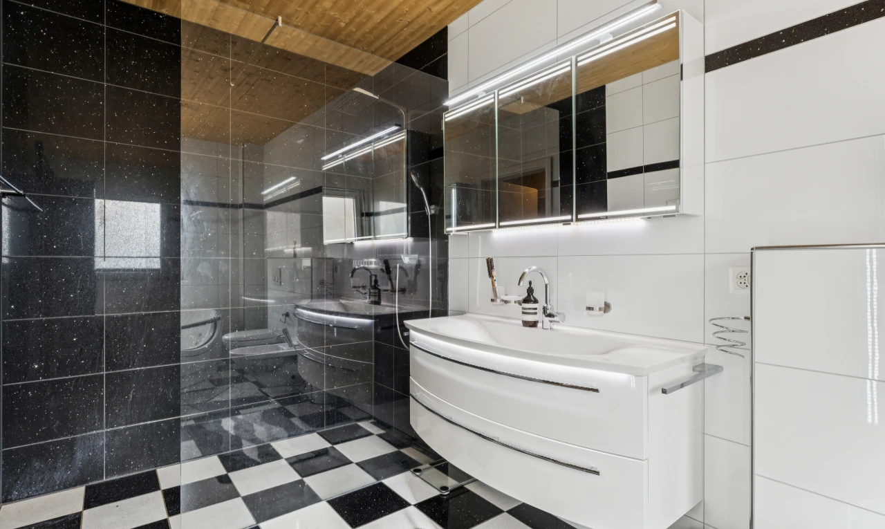 salle de bains avec douche, salle de bain complète, miroir, mur en carrelage, et tile wall