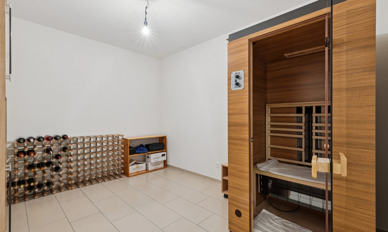 chambre avec drywall, cloison sèche, inside property, sauna, et light floor