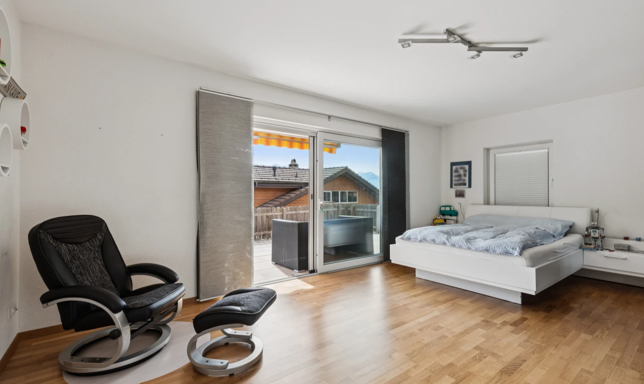 chambre avec accès à l'extérieur, drywall, cloison sèche, wood finish floor, et sol en finition bois