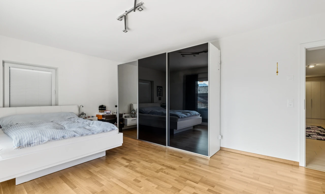 chambre avec drywall, cloison sèche, placard, wood finish floor, et sol en finition bois