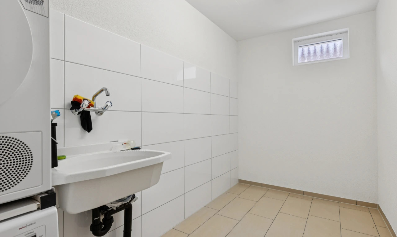 salle de bains avec tile wall, mur en carrelage, light floor, inside property, et drywall