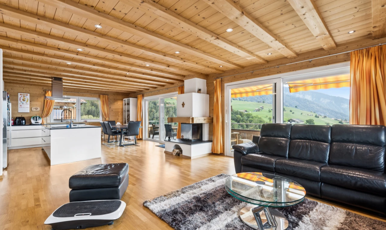 salon avec beamed ceiling, plafond à poutres, wood ceiling, plafond en bois, et high end ceiling