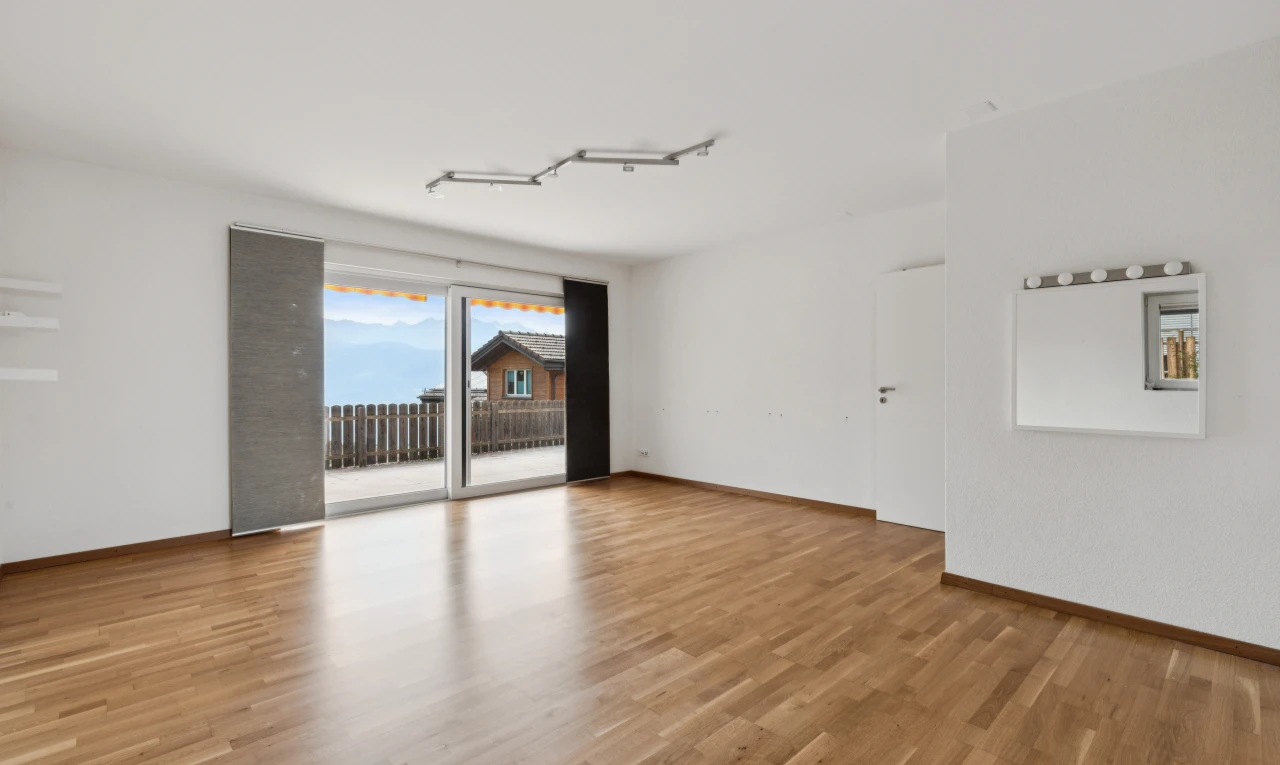 pièce vide avec drywall, cloison sèche, accès à l'extérieur, wood finish floor, et sol en finition bois