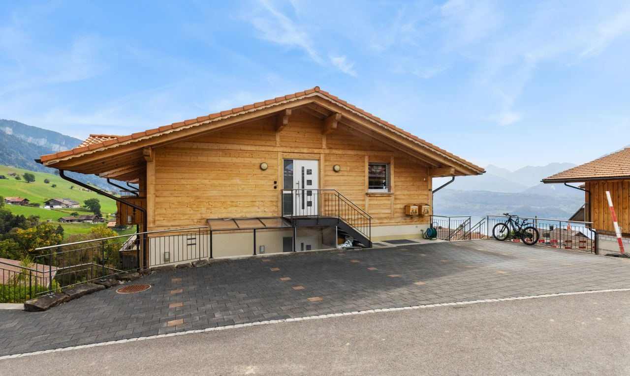 façade avec bardage en bois, bardage horizontal, vue sur la montagne, mountain view, et day time