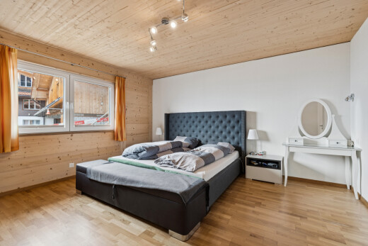 chambre avec wood ceiling, plafond en bois, drywall, cloison sèche, et wood wall