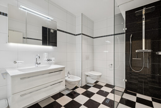 salle de bains avec salle de bain complète, douche, lavabo (ou coiffeuse selon le contexte), bidet, et tile wall