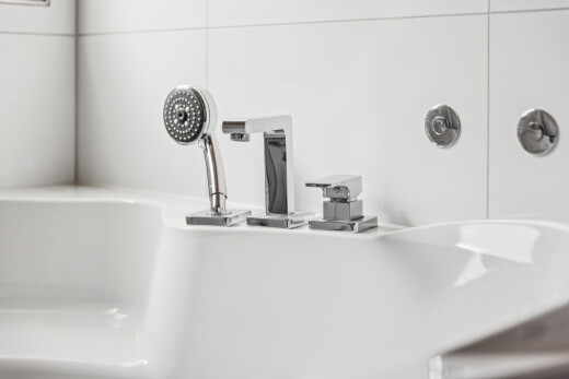détails avec évier, bathroom, interior, et wall
