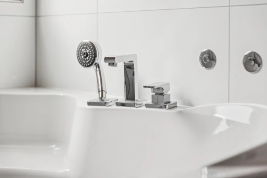 détails avec évier, bathroom, interior, et wall