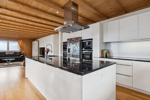 cuisine avec dark countertops, hotte, armoires à panneau plat, flat panel cabinets, et plafond en bois