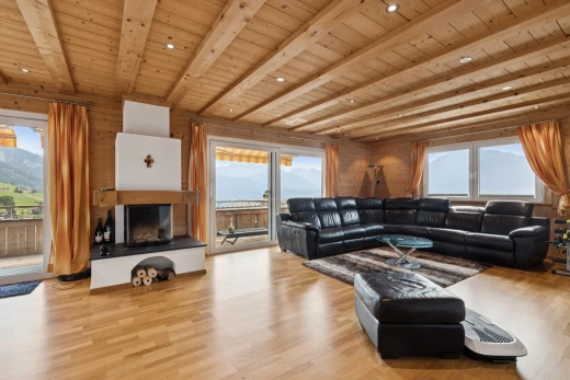 salon avec accès à l'extérieur, plafond à poutres, beamed ceiling, high end ceiling, et mountain view