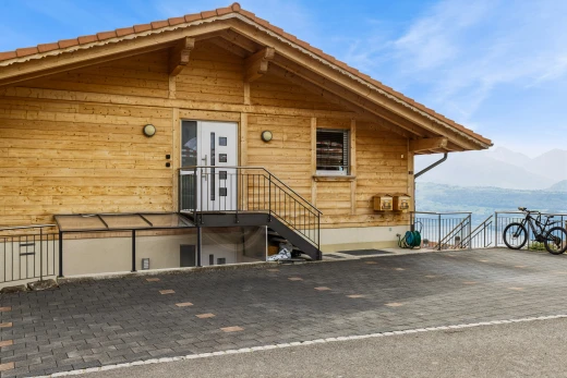 façade avec bardage en bois, bardage horizontal, day time, et property visible