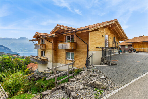façade avec bardage en bois, bardage horizontal, perron, day time, et toit en tuiles