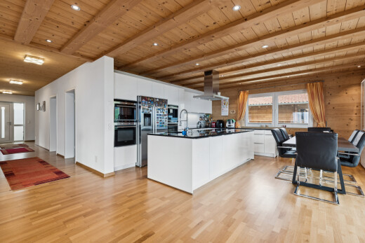 cuisine avec éclairage encastré, réfrigérateur, plans de travail, dark countertops, et full kitchen