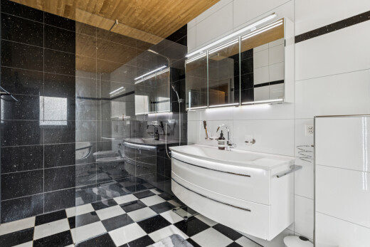 salle de bains avec douche, salle de bain complète, miroir, mur en carrelage, et tile wall