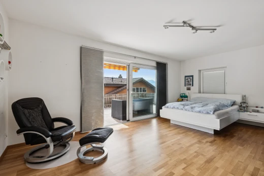 chambre avec accès à l'extérieur, drywall, cloison sèche, wood finish floor, et sol en finition bois