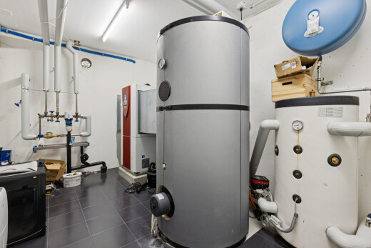 gym avec réservoir d'expansion d'eau, chauffe-eau, et inside community