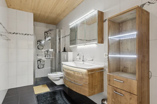 salle de bains avec salle de bain complète, douche, lavabo (ou coiffeuse selon le contexte), wood ceiling, et plafond en bois
