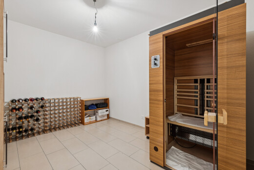 chambre avec drywall, cloison sèche, inside property, sauna, et light floor