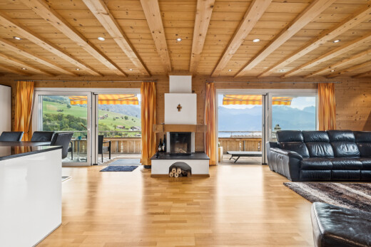 salon avec accès à l'extérieur, wood ceiling, plafond en bois, beamed ceiling, et plafond à poutres