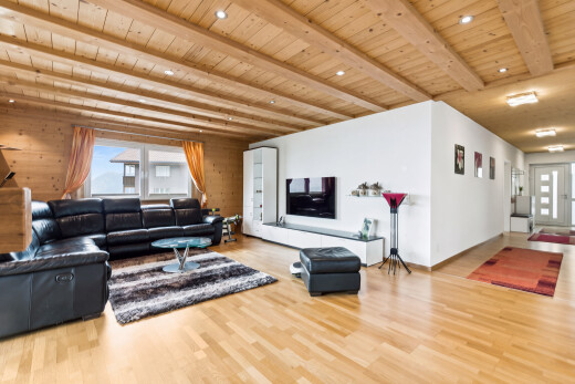 salon avec éclairage encastré, plafond à poutres, beamed ceiling, accès à l'extérieur, et sol en finition bois