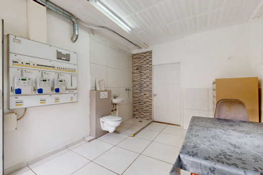 bad mit fliesenwand, toilette, fliesenboden, und wasserkocher