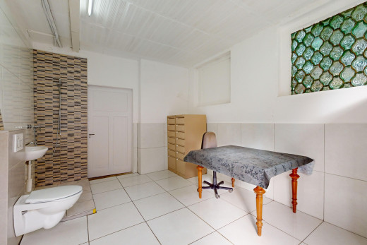 bad mit fliesenboden, fliesenwand, und toilette