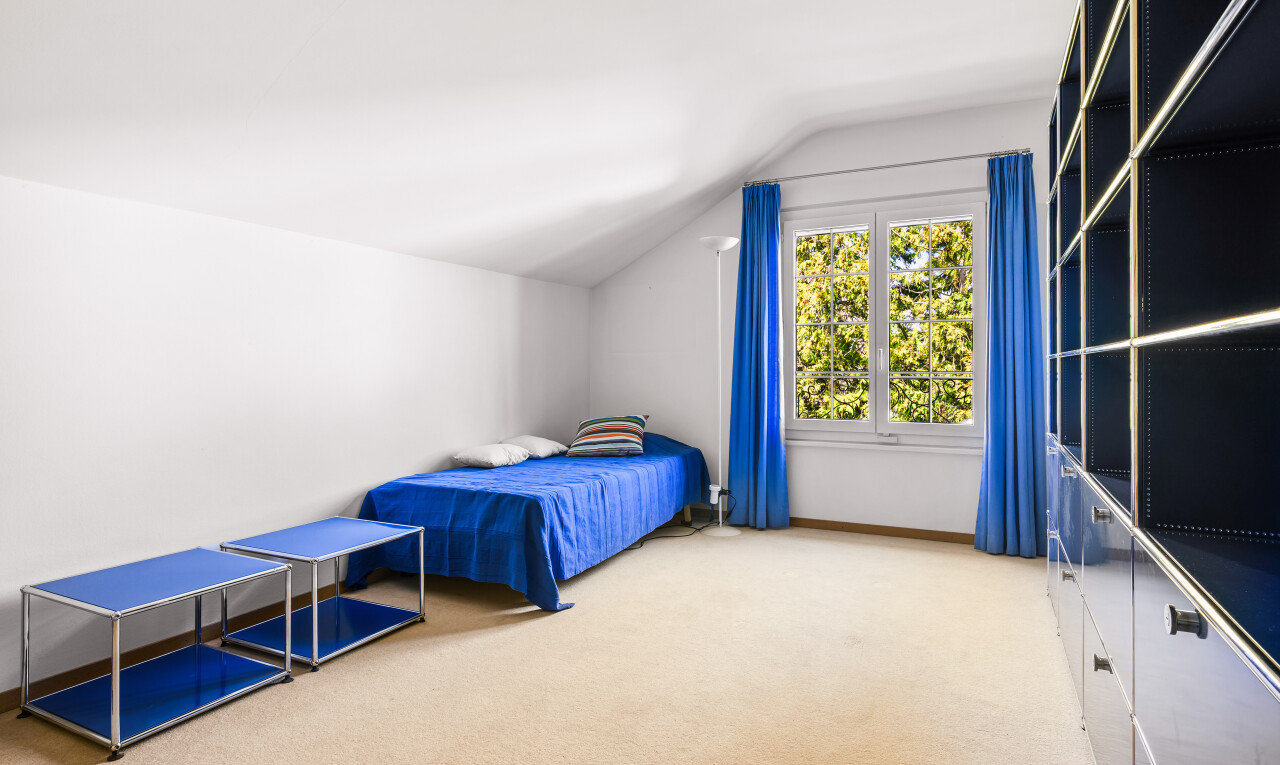chambre avec plafond voûté, vaulted ceiling, moquette, inside property, et carpet