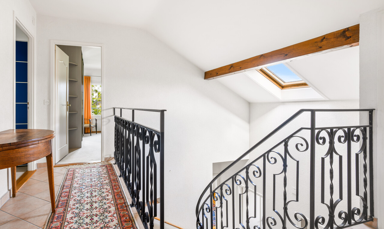 couloir avec plafond voûté, vaulted ceiling, light floor, cloison sèche, et drywall