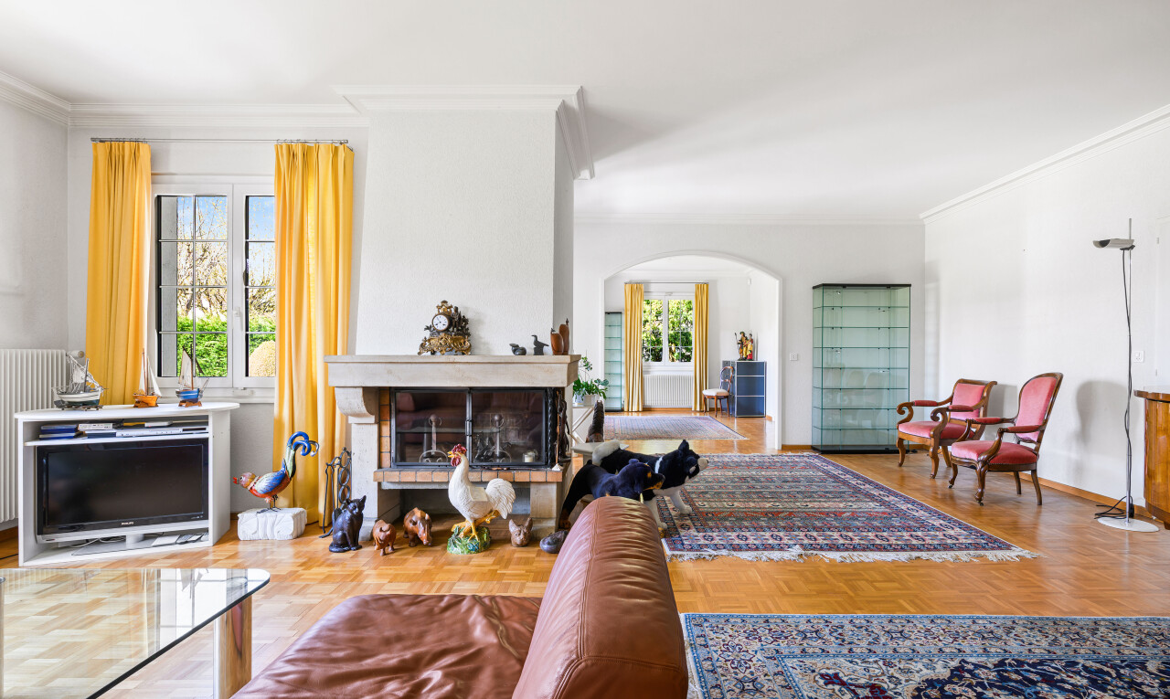 salon avec moulures, crown molding, inside property, cloison sèche, et drywall