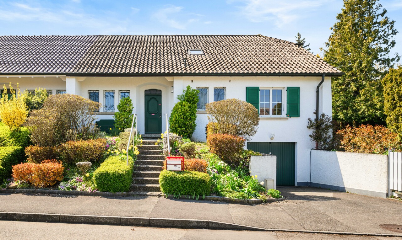 jardin avec property visible, day time, et escaliers