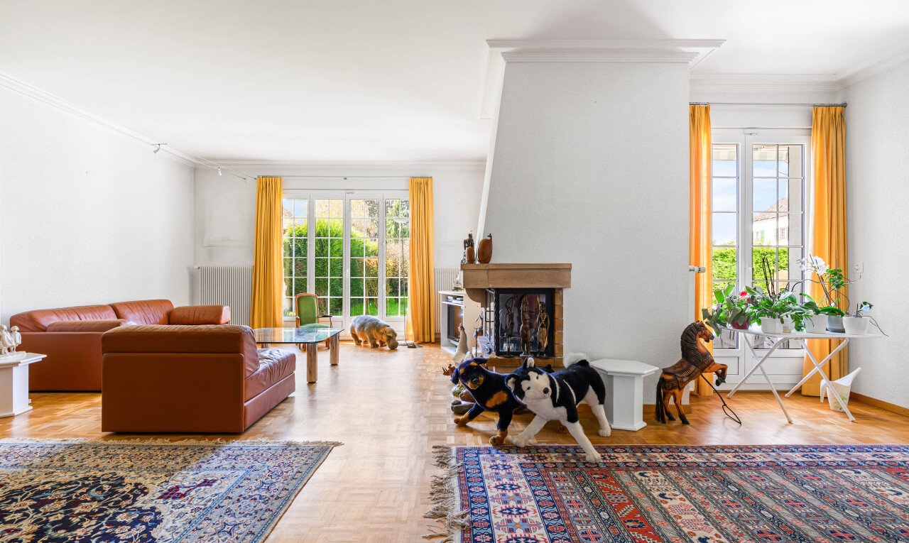 salon avec moulures, crown molding, sol en finition bois, wood finish floor, et inside property