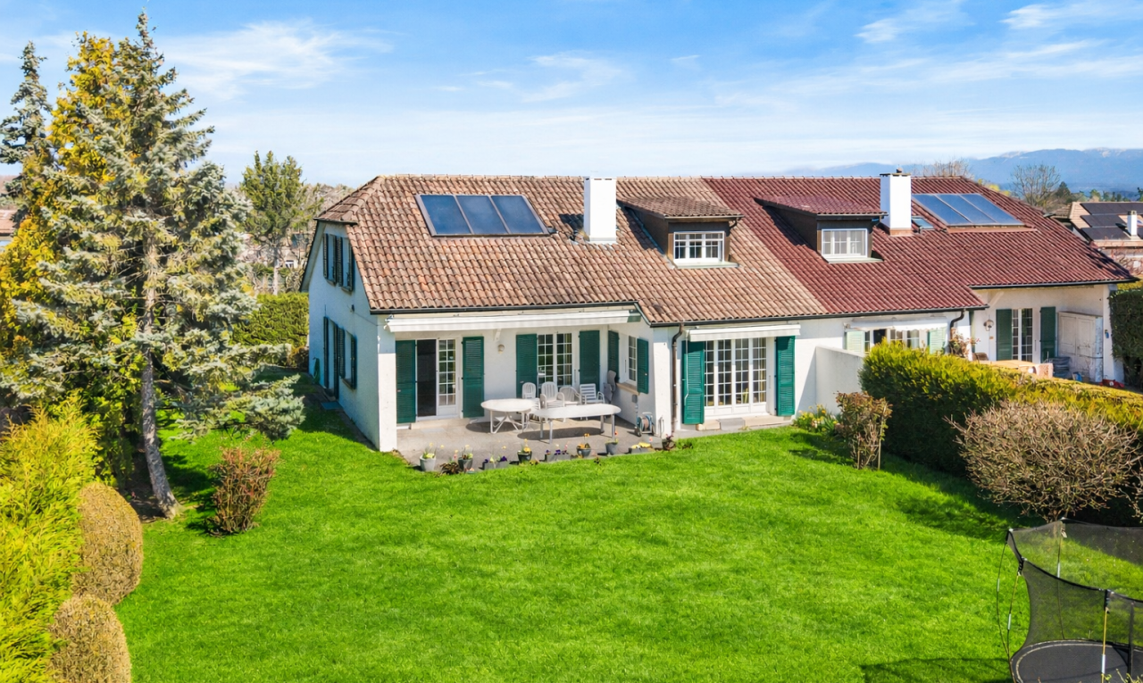 façade avec cheminée, property visible, day time, terrasse, et toit en tuiles
