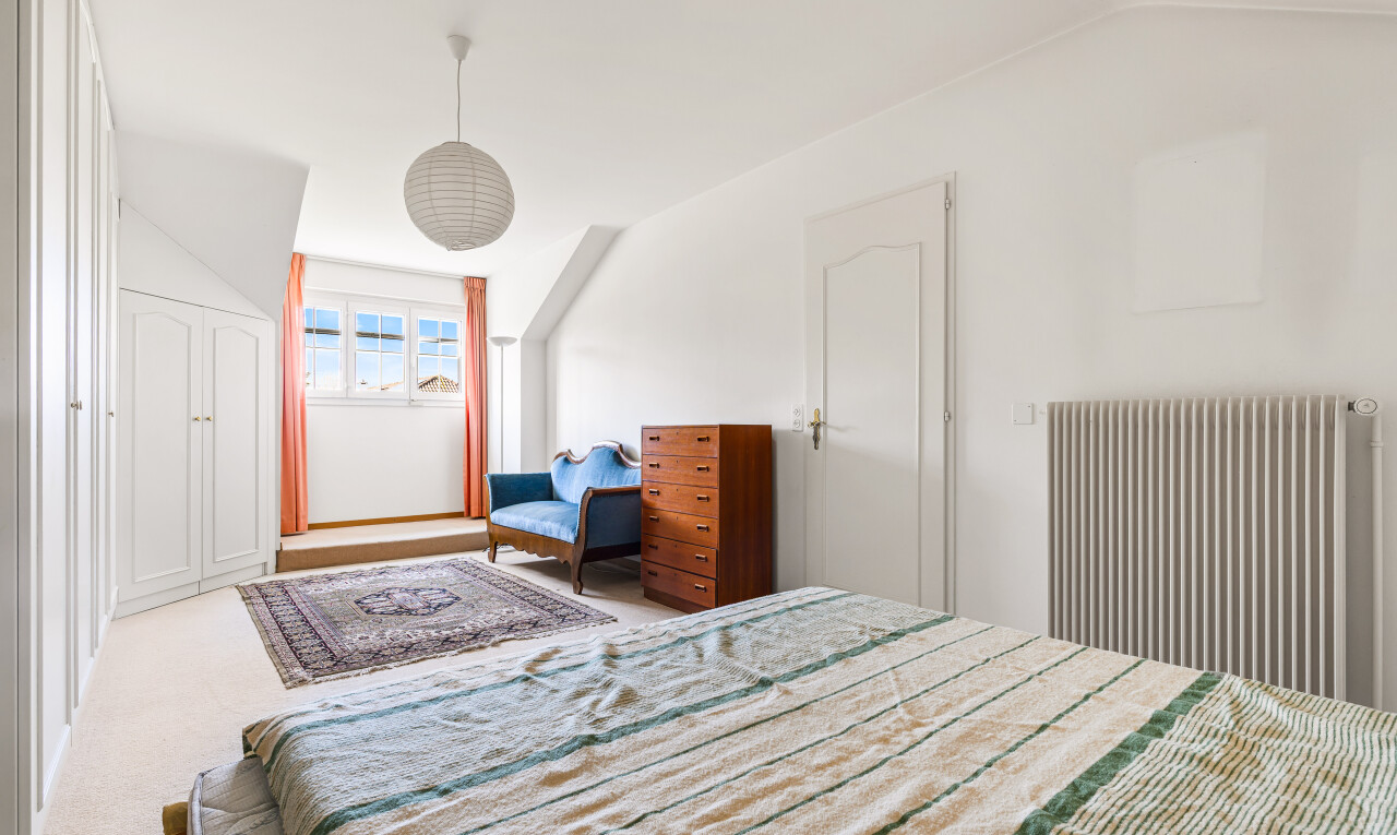 chambre avec radiateur, drywall, cloison sèche, pièce supplémentaire, et inside property