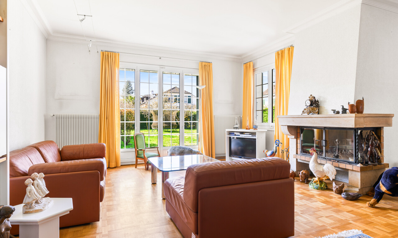 salon avec moulures, crown molding, cloison sèche, drywall, et sol en finition bois