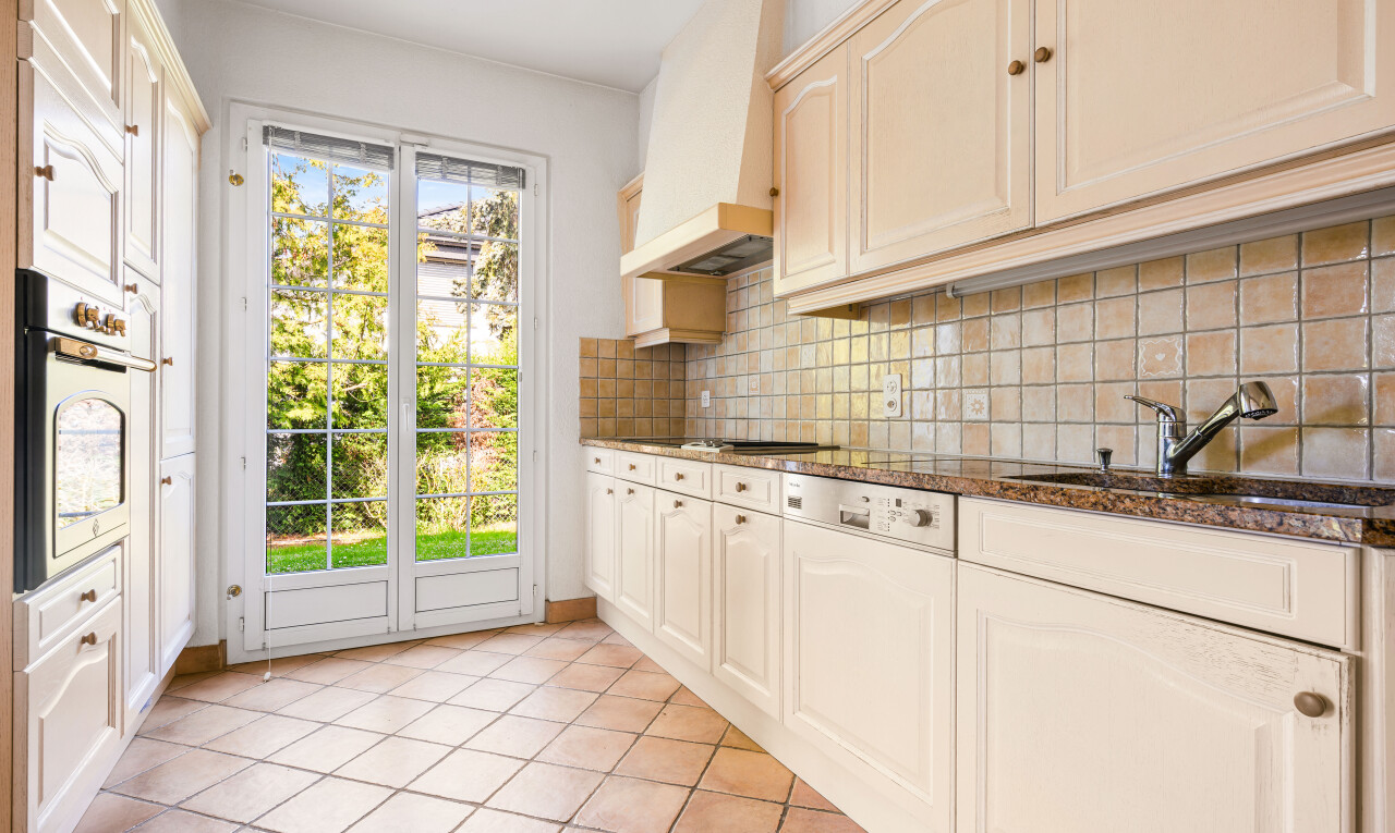 cuisine avec armoires en arc, arched cabinets, lumière naturelle, natural light, et light floor