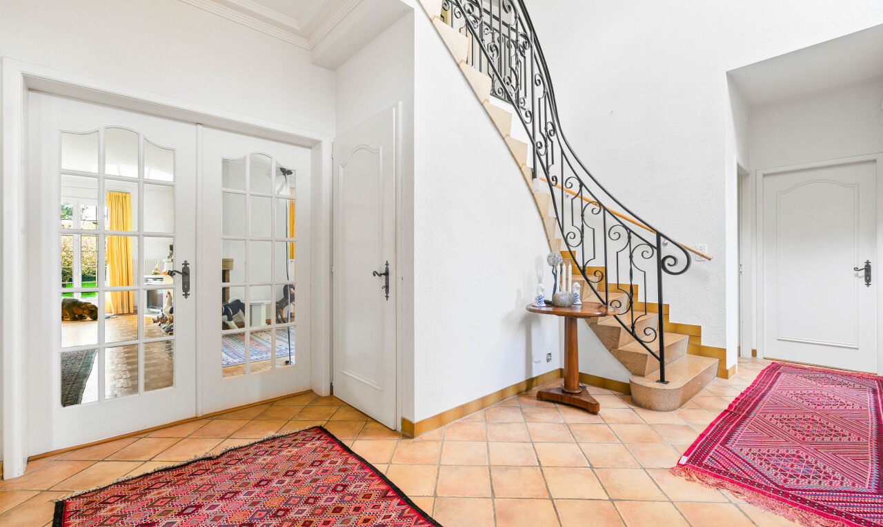 escaliers avec portes-fenêtres, escaliers, moulures, crown molding, et cloison sèche