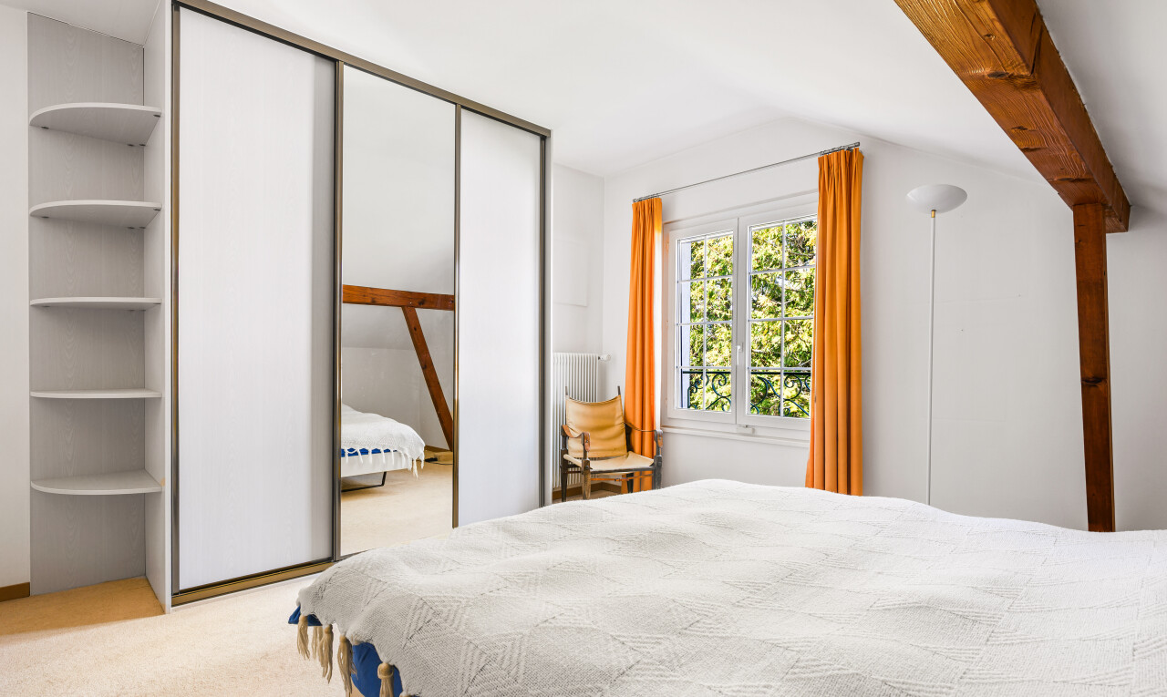 chambre avec carpet, moquette, drywall, cloison sèche, et beamed ceiling