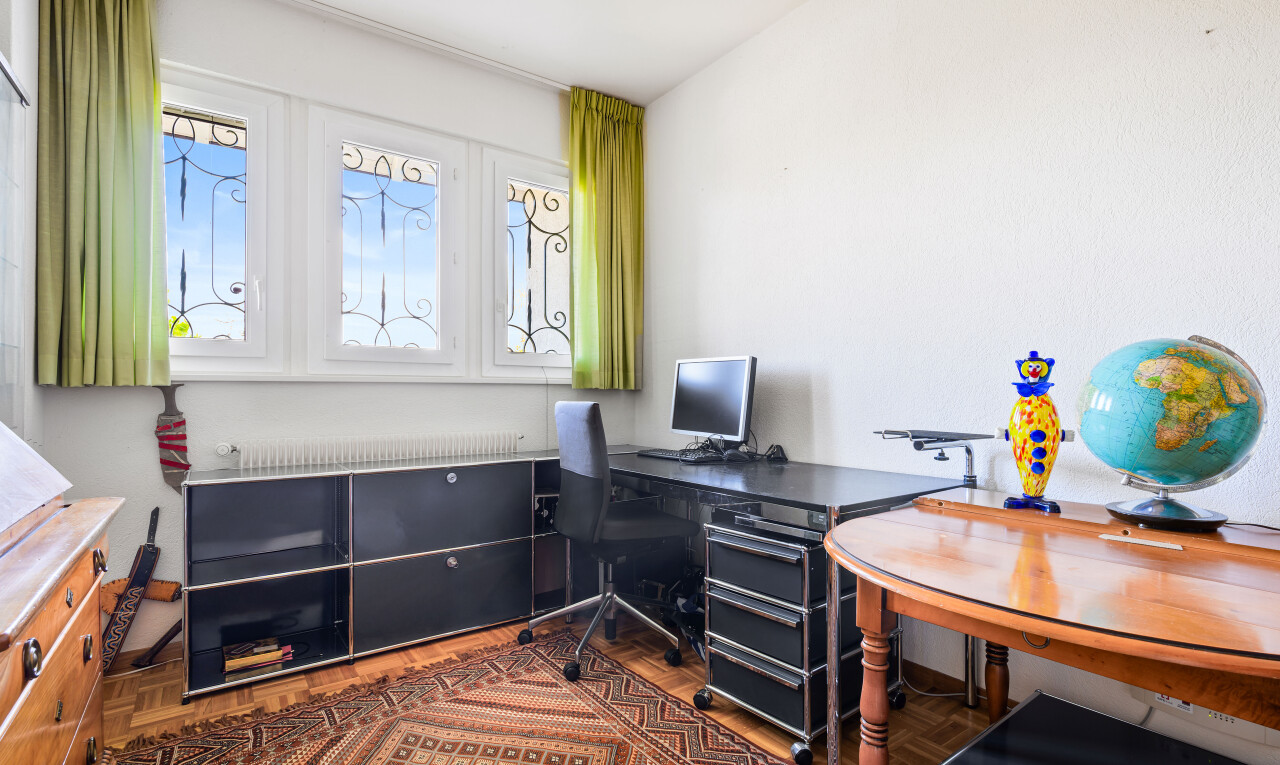 bureau avec wood finish floor, sol en finition bois, inside property, espace bureau, et dark floor