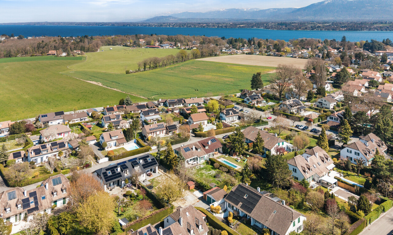 vue sur la mer avec vue sur la montagne, mountain view, vue résidentielle, residential view, et day time