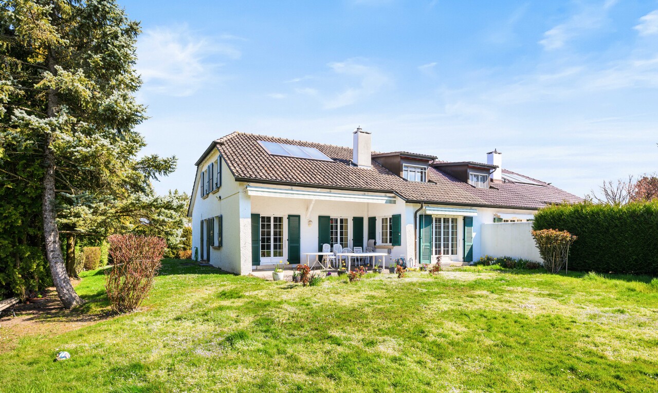 façade avec cheminée, pelouse, terrasse, from property, et panneaux solaires