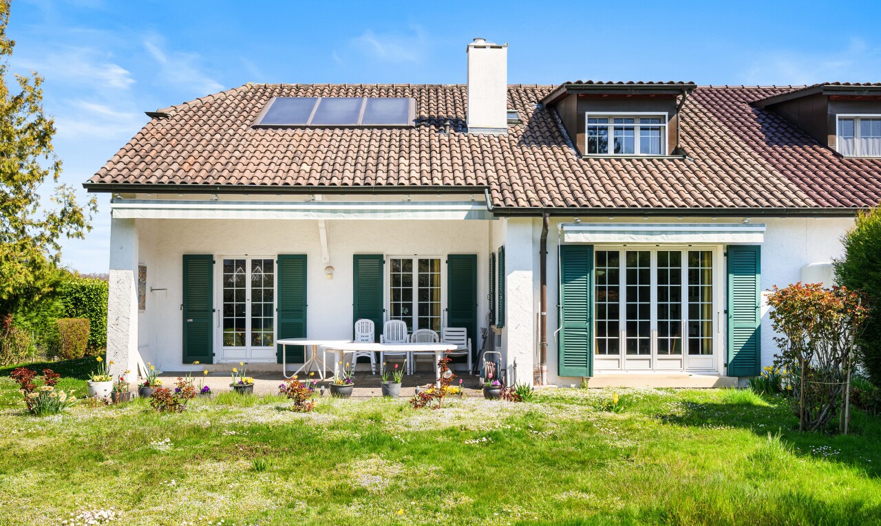 façade avec terrasse, toit en tuiles, bardage en stuc, cheminée, et day time